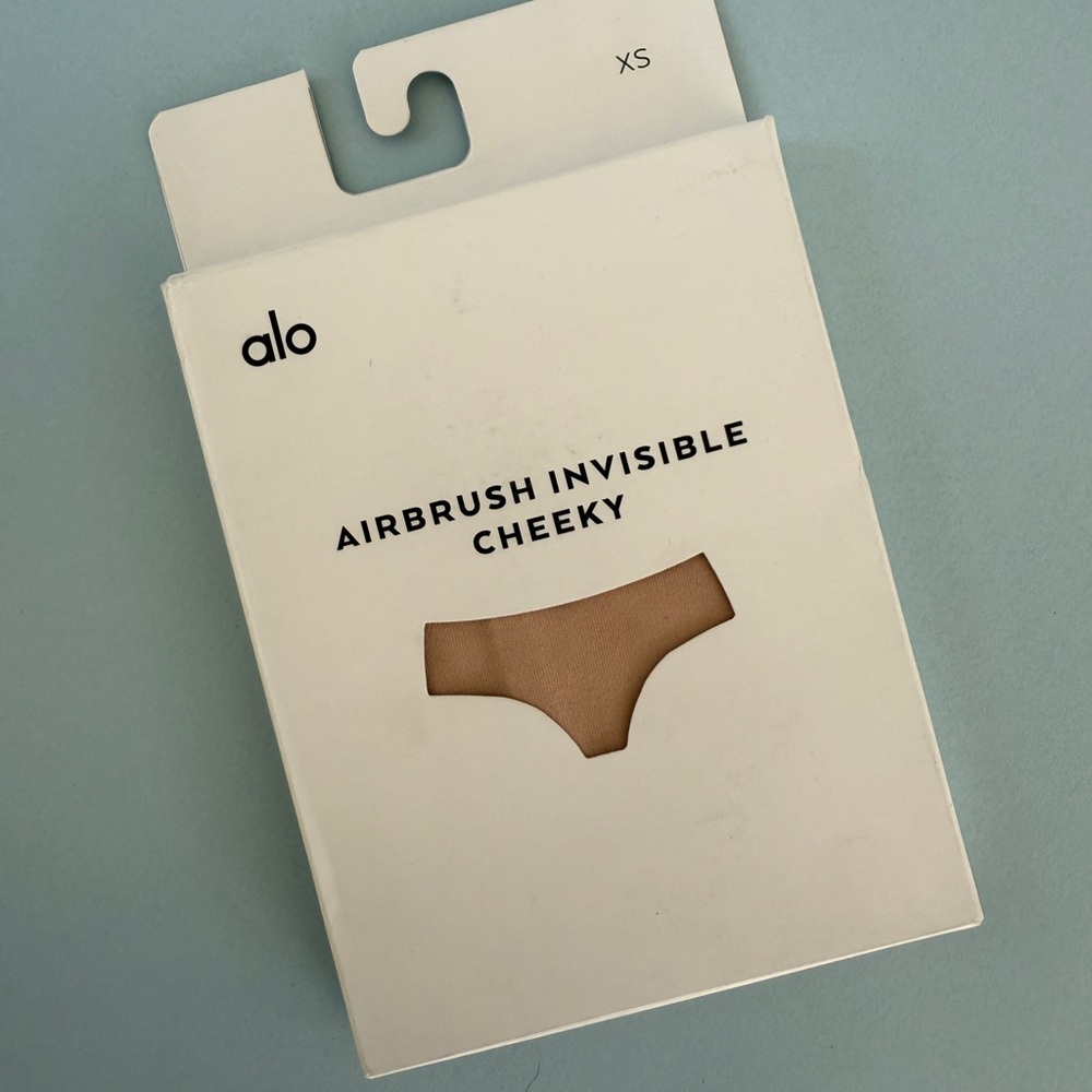 ALO Yoga Airbrush Invisible Cheeky - Tan